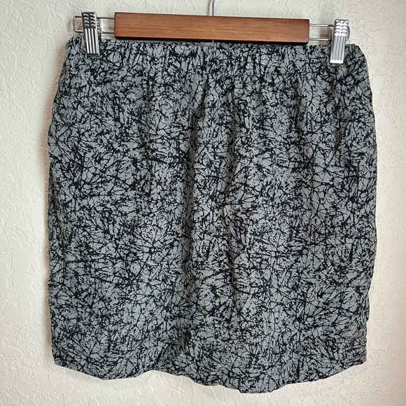 Silence + Noise 100% Silk Pattered Skirt in Size Medium - Picture 1 of 5